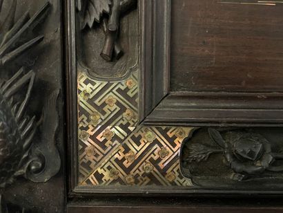 Ecran en bois à décor de scène de vie en...