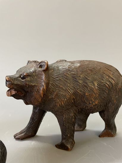 Famille de trois ours en bois sculpté.

Forêt...