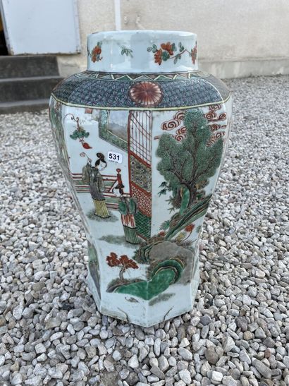 Vase à pans coupés en porcelaine de Chine...