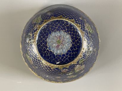 Bol en émail translucide bleu, dans un cloisonné.

Chine...