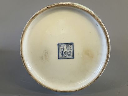 Vase balustre en porcelaine de Chine sur...