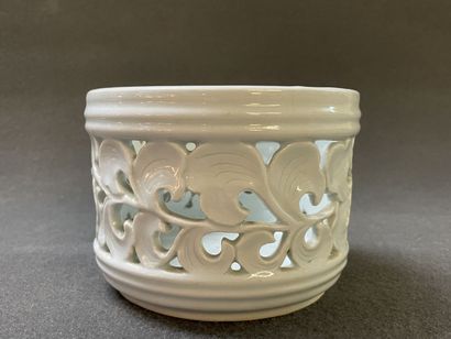 Coupe ovale et deux cache pots ajouré en...