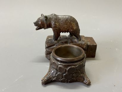 Ours buvard et cendrier en bois sculpté.

Forêt...