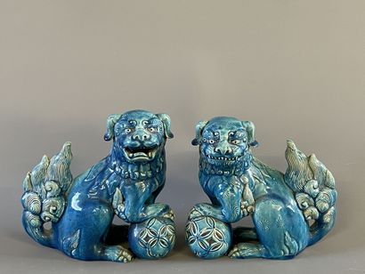 Paire de chiens de fo en porcelaine émail...