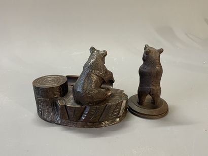 Encrier et porte bouquet en bois sculpté.

Forêt...