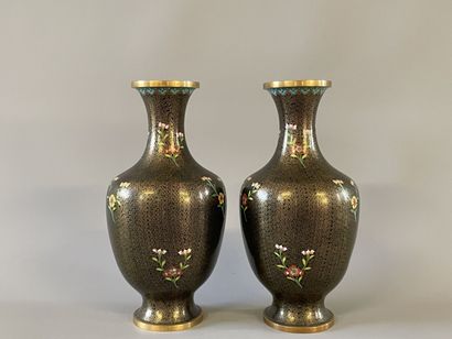 Paire de vases en émaux cloisonnés. 

H....