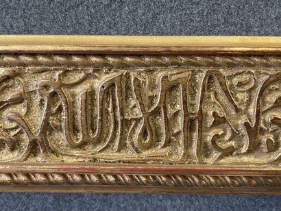 Cadre en bois et stuc doré à décor de calligraphie...