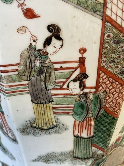 Vase à pans coupés en porcelaine de Chine...