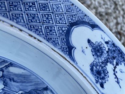 Bassin en porcelaine de Chine à décor de...