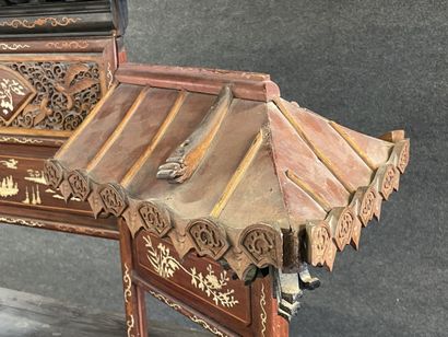 Autel en bois sculpté et patiné.

INDOCHINE...