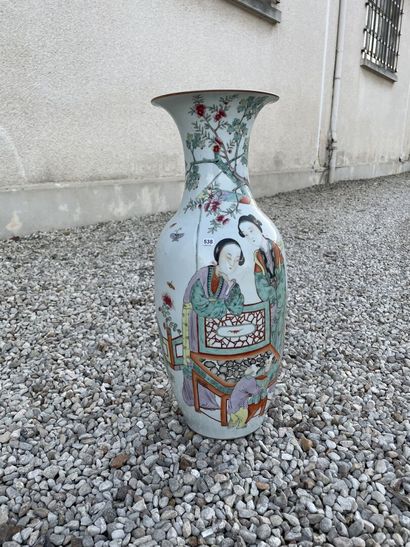 Vase balustre en porcelaine à décor scène...