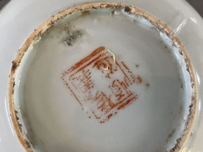 Ensemble de dix soucoupes en porcelaine de...