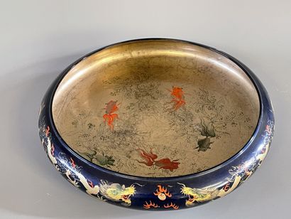 Coupe en laqué à décor de dragons et intérieur...
