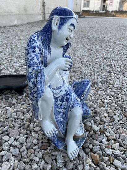 Buveur en porcelaine blanche et bleue de...