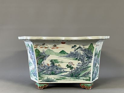Jardinière en porcelaine de Chine à décor...