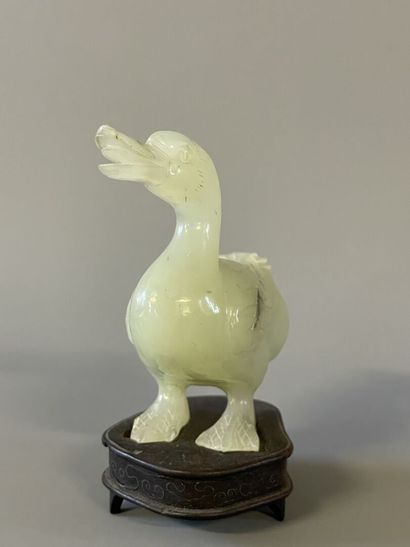 Canard en pierre dure sculpté sur socle en...