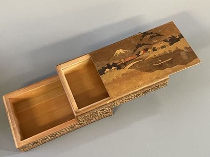 Trois boites en marqueterie de bois à ouverture...