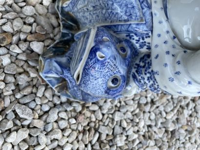 Buveur en porcelaine blanche et bleue de...