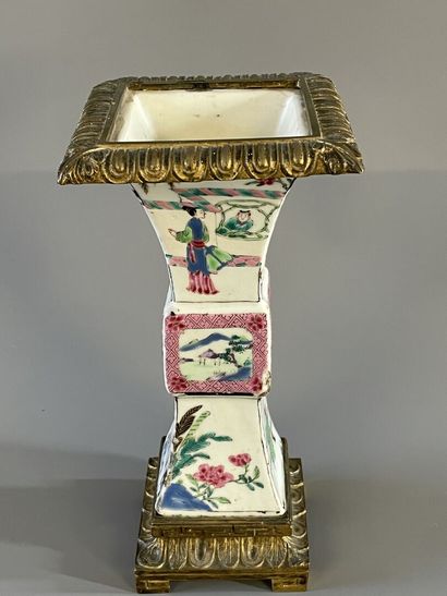 Vase en porcelaine à décor polychrome, monture...