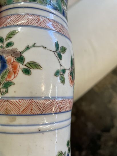 Petit vase à col evasé en porcelaine de Chine

H....