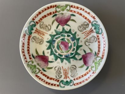 Soucoupe et deux bols en porcelaine de Chine,...