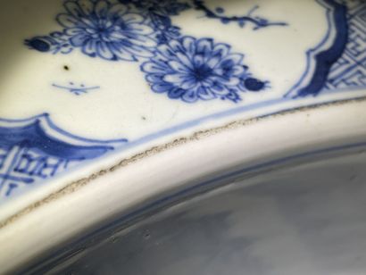 Bassin en porcelaine de Chine à décor de...
