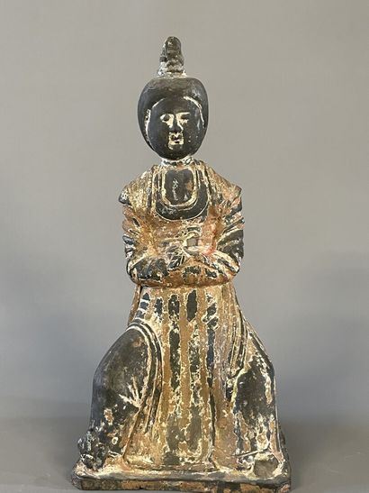Statue votive chinoise en terre cuite patinée....