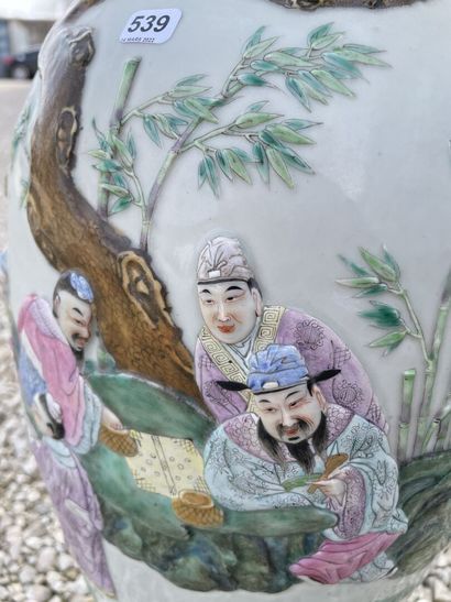 Vase balustre en porcelaine de Chine à décor...