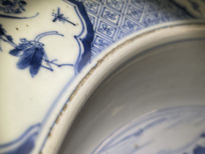 Bassin en porcelaine de Chine à décor de...