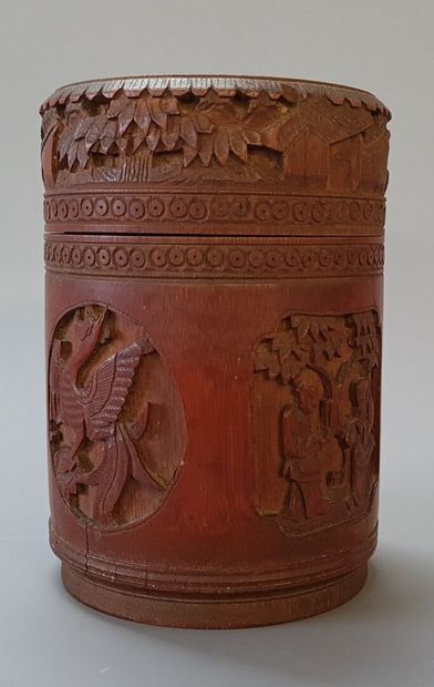 Boite à thé en bambou sculpté.

Chine XX°

H:...