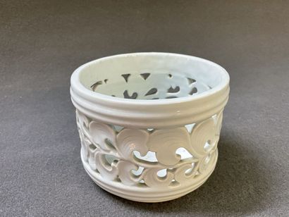 Coupe ovale et deux cache pots ajouré en...