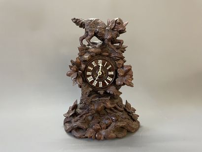 Importante pendule en bois sculpté figurant...