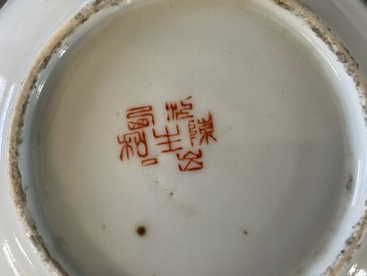 Ensemble de dix soucoupes en porcelaine de...