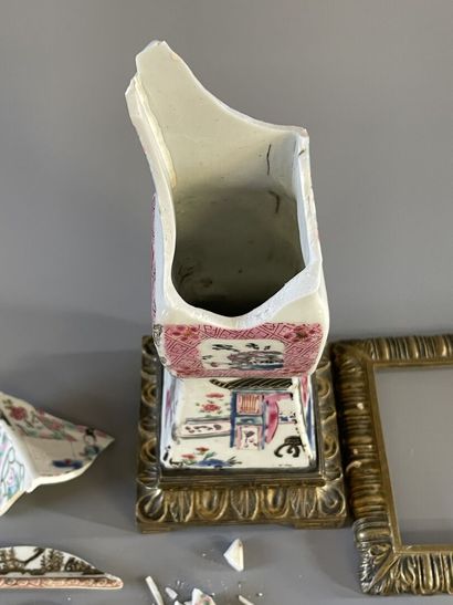 Vase en porcelaine à décor polychrome, monture...