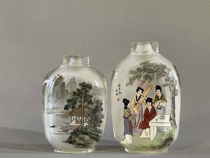 Deux tabatières en verre peint. 

H. :7 cm...