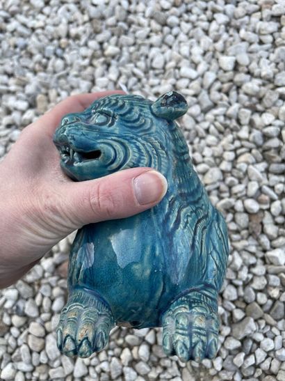 Chien de fo en terre cuite émaillé. 

13...
