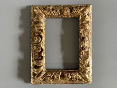 Petit cadre en bois sculpté et doré.

XVIII°...