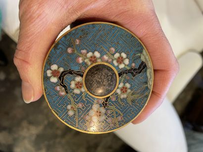 JAPON Boite cylindrique en émaux cloisonnés....