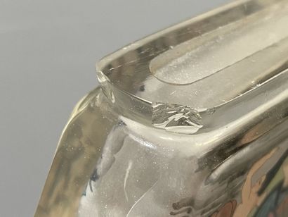 Grand tabatière en verre à décor intérieur...