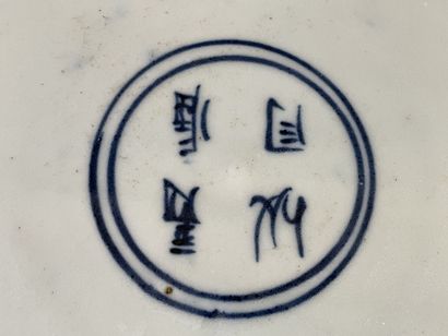 Plat rond en faience à décor de poissons....