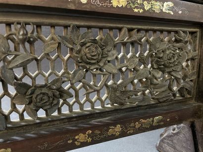 Ecran en bois à décor de scène de vie en...