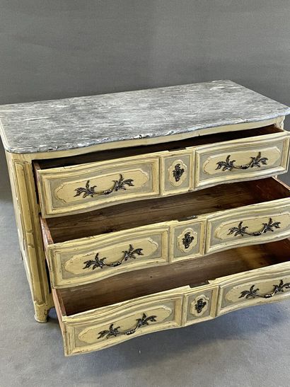 Commode arbalète en bois mouluré.

XVIIIème.

Laquée...