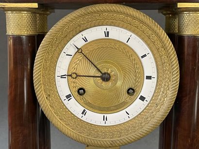 Pendule portique en acajou et bronze doré.

Epoque...