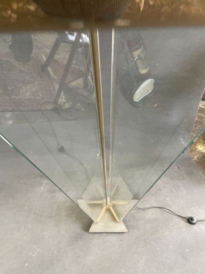 Lampe halogène en verre et métal doré. 

H....