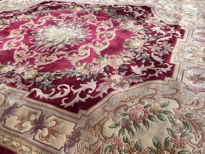 Tapis chinois en laine.

310 x 240 cm