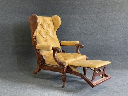 Fauteuil à mécanisme en acajou, garni de...
