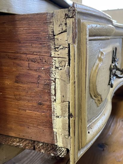 Commode arbalète en bois mouluré.

XVIIIème.

Laquée...