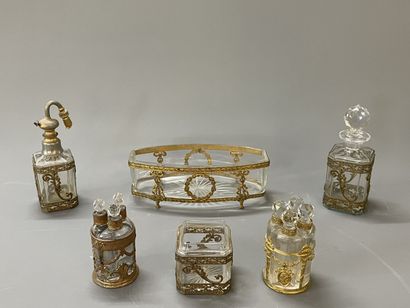 Ensemble de garnitures de toilettes en verres...