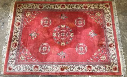 Grand tapis en laine rouge.

Chine XX°. 

290...