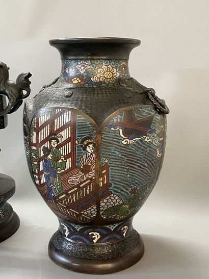 JAPON vers 1900:

Garniture de cheminée comprenant...